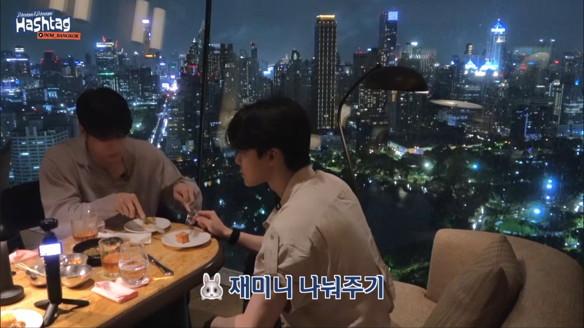 Nomin_nojam's tweet photo. เจโน่แจมินน่ารักกันมากกก แจมินสั่งอาหารที่มีปลาหมึกเพราะเจโน่ชอบ เจโน่หั่นขนมปังแล้วแบ่งให้แจมินก่อน รักกันๆๆ 😊😊😊 https://t.co/sF1xA2qiGj