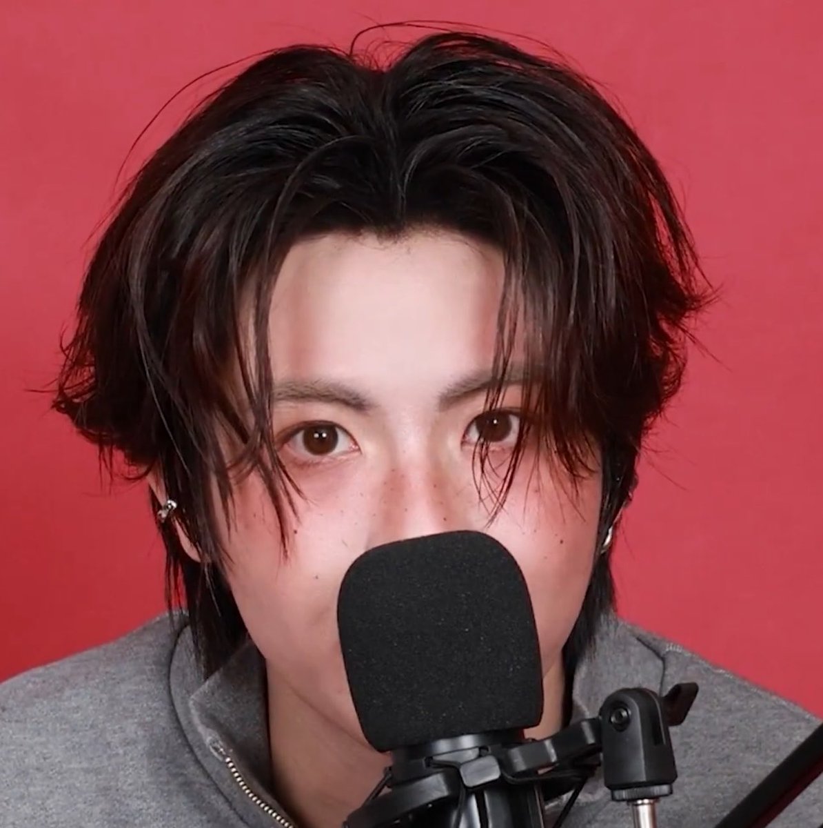 tidfons's tweet photo. extremely obsessed with his doe bambi eyes and the freckles make up 😔 https://t.co/LoxDAJPdTP