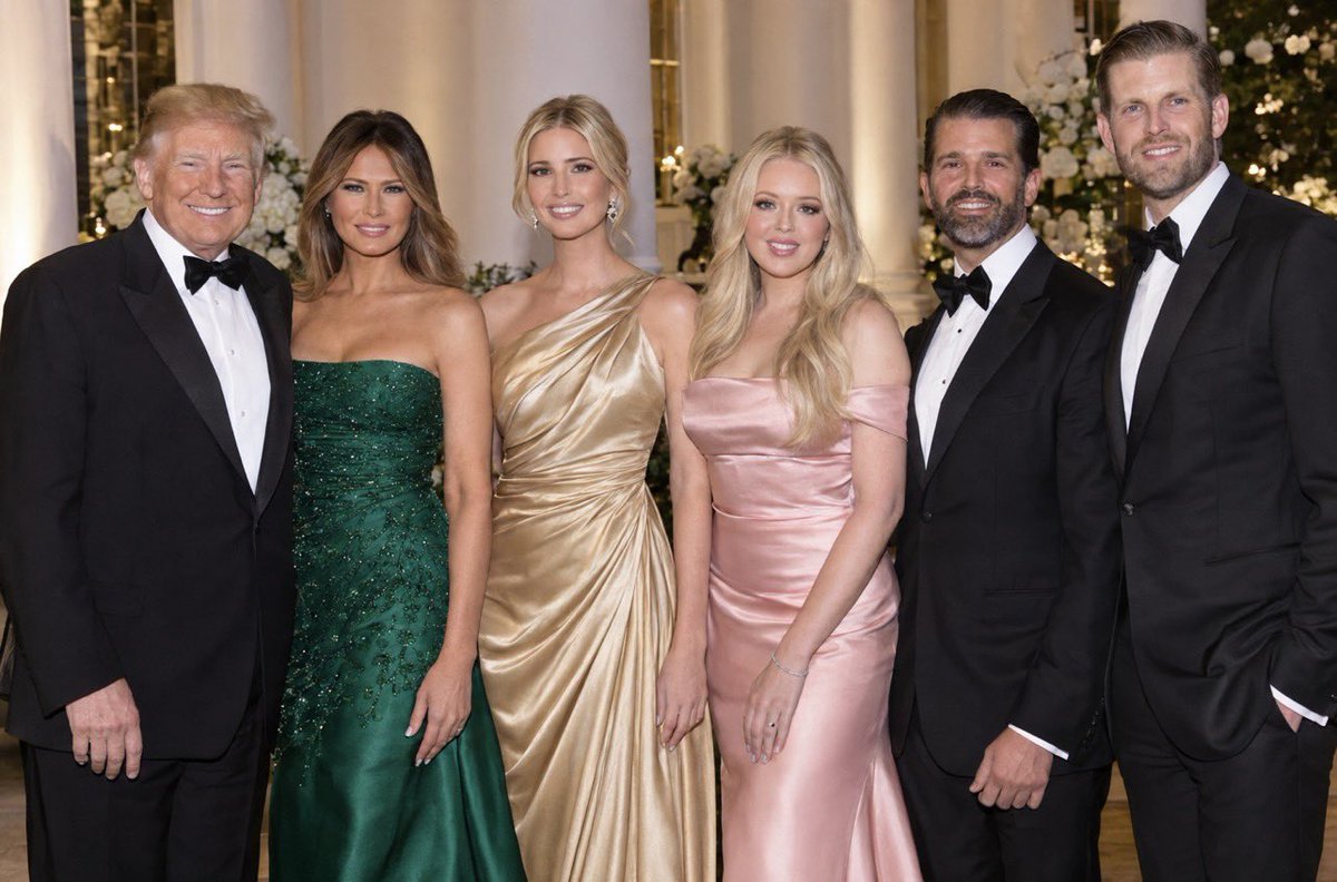 Barron302's tweet photo. A beautiful family moment after a White House State Dinner ✨🇺🇸 Elegant, timeless, and dressed to impress. The Trump family brings classic glamour to the evening. ❤️

@realDonaldTrump @FLOTUS @IvankaTrump @DonaldJTrumpJr

#TrumpFamily #WhiteHouse #MelaniaTrump #IvankaTrump #USA🇺🇸 https://t.co/1qN2cO1f3P