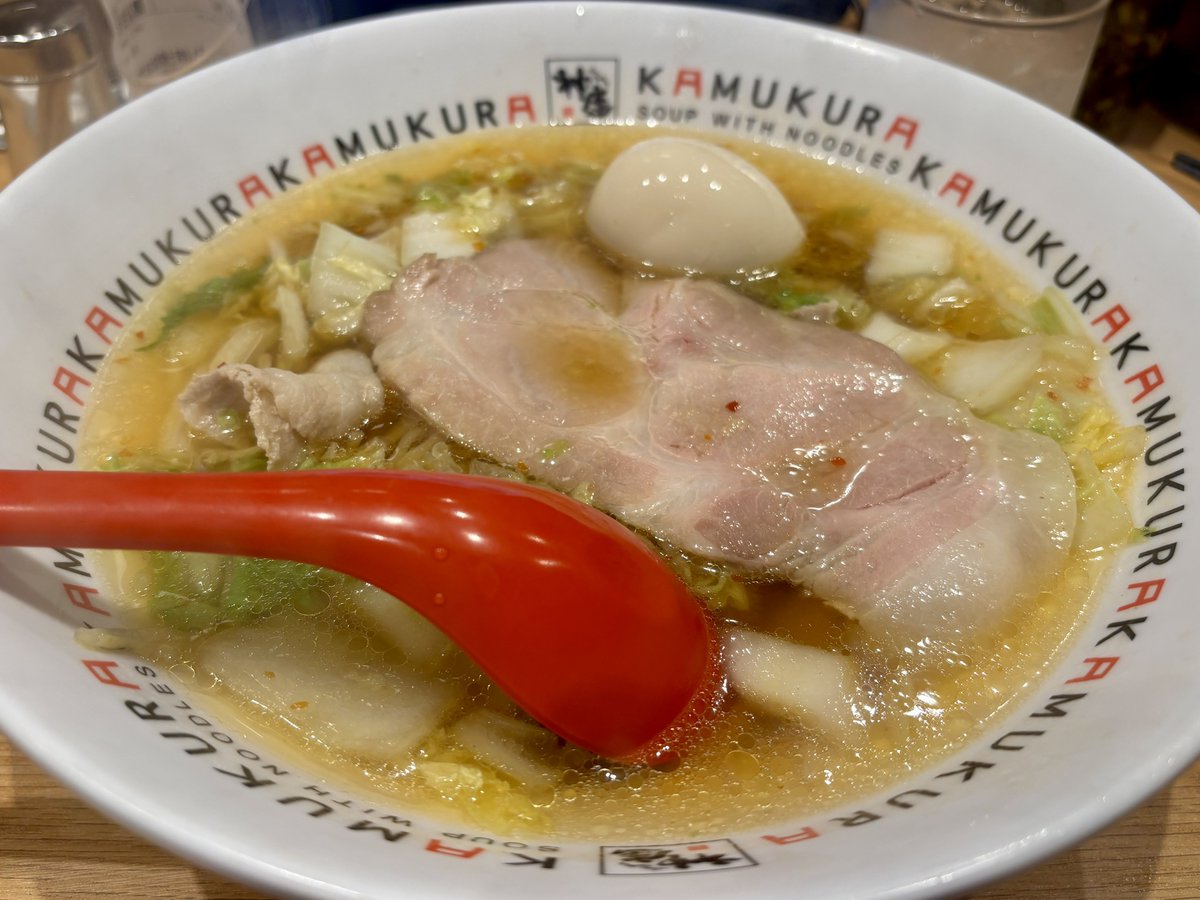 acieloaperto's tweet photo. 初めましてのKAMUKURA🍜
白菜がたっぷりで甘くて優しくて美味しい。
煮卵の加減がちょうどよくて私的にかなりヒット。
こんにゃく麺もあるから色々理由つけて食べられるのも良いね😋

個人的にはニラ入れないままのほうが好きだった。 https://t.co/QDfOjizZvU