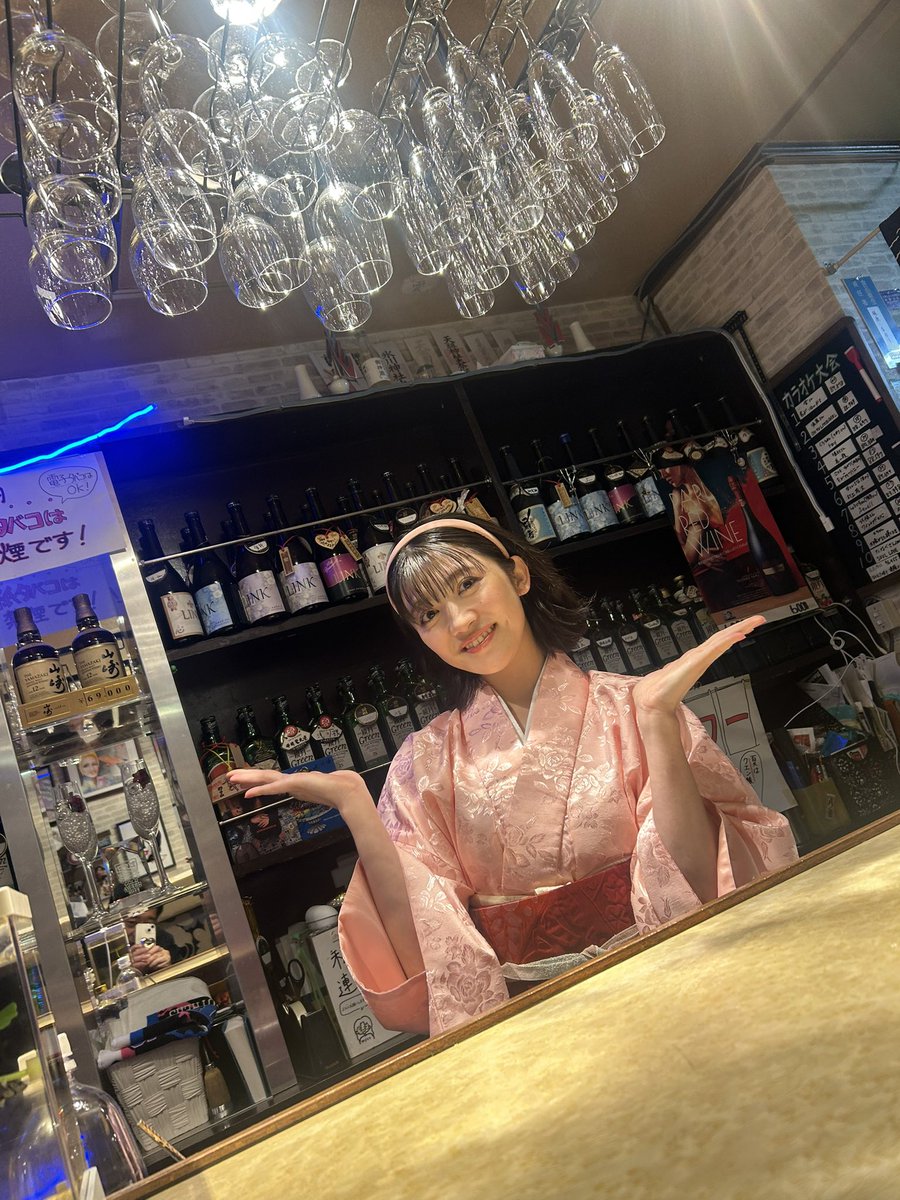 Hitomi_TGSJP's tweet photo. リアルスナックイベント🍸
\\スナックレトロマンチック//

ご来店いただき
ありがとうございました♡

初めましてで、みんなにも沢山盛り上げてもらってひとみママみんなに感謝の気持ちでいっぱいです🥹✨

私の楽曲もカラオケに入ってなかったりするけど出来たらいいなぁ〜♪
デュエットもギャグみたいな感じで楽しかったなぁ😂💕

素敵なお花も花束にして持って帰ってます♪ お祝いしてくれてありがとう🙌🥂

#新井ひとみ