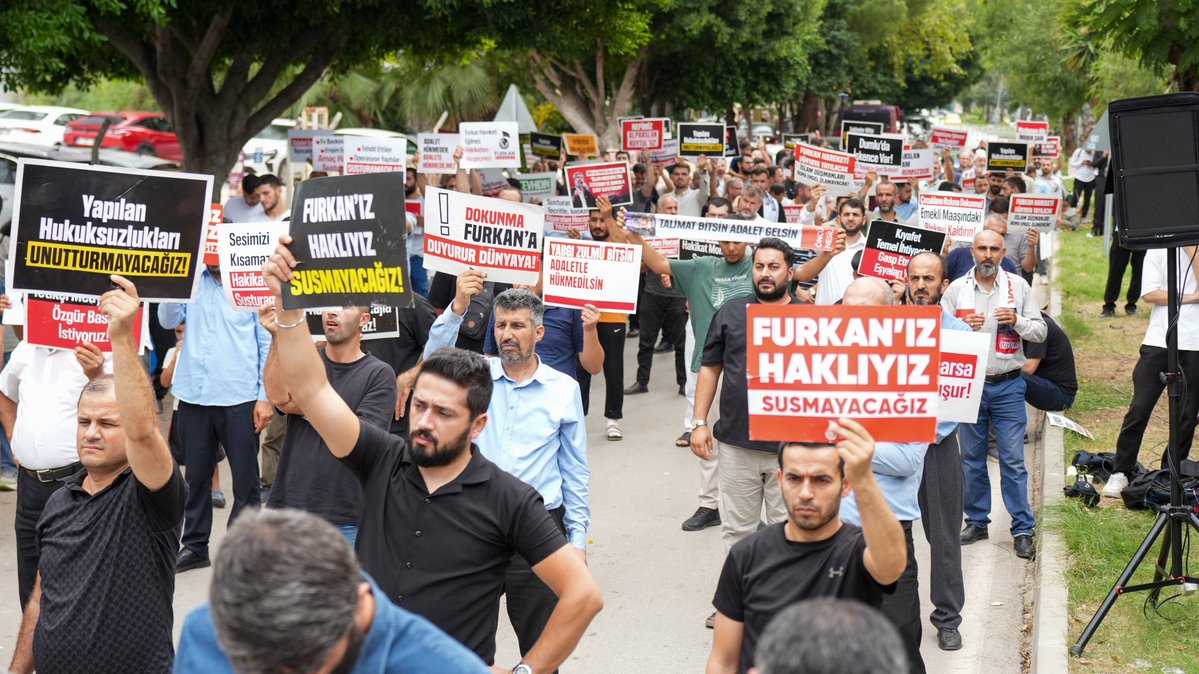 liderhoca_1's tweet photo. FURKANIZ, HAKLIYIZ, YILMAYACAĞIZ!

Adana Emniyeti'nin darp edip gözaltına aldığı kardeşlerimizi bekliyoruz.

#AdanaEmniyetOnü
AkpDönemi ZulümDönemi
Kardeşlerimizi SerbestBırakın https://t.co/S8T7C8EXHA