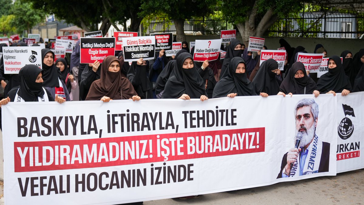 liderhoca_1's tweet photo. FURKANIZ, HAKLIYIZ, YILMAYACAĞIZ!

Adana Emniyeti'nin darp edip gözaltına aldığı kardeşlerimizi bekliyoruz.

#AdanaEmniyetOnü
AkpDönemi ZulümDönemi
Kardeşlerimizi SerbestBırakın https://t.co/S8T7C8EXHA