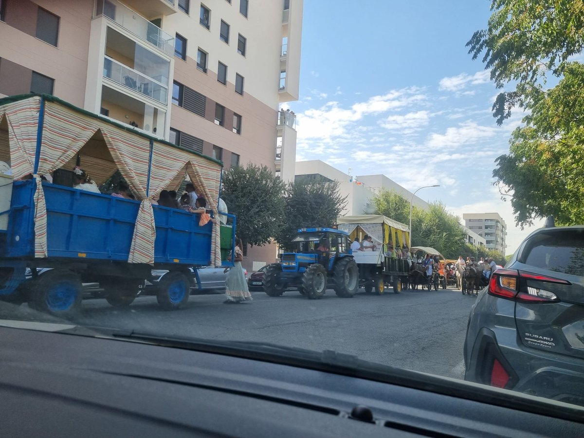 mega_grinch's tweet photo. La @Sevilla de @jlsanzalcalde 
Atascos y caos trafico en @DtoEsteAlcTorre
Calle abierta al tráfico confluye con Romería Torre Blanca, a esto le sumas publico Mercadillo y la usencia de @PoliciaSevilla resultado #TormentaPerfecta https://t.co/4GNo1OLR5x