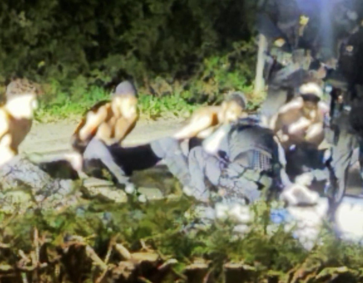 Undercover_Camo's tweet photo. #UK 

Primeras imágenes de los detenidos en las inmediaciones de la base aérea de RAF Fairford por ser sospechosos de acciones terroristas con explosivos. https://t.co/xDSOqMshLu