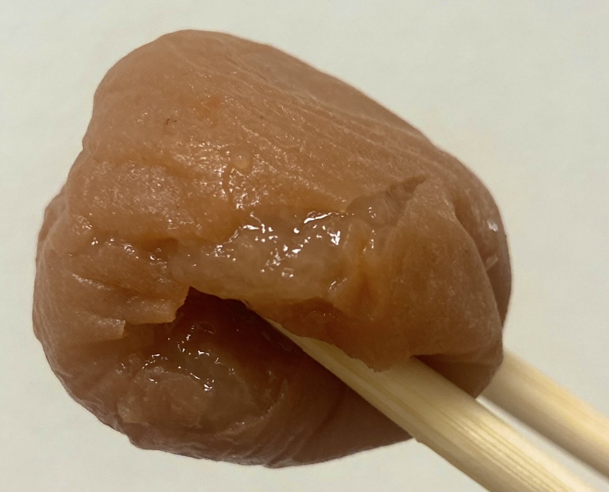Baijuen_Umebosi's tweet photo. 梅干しは、食前に食べると太りにくいとか夜に食べるとカルシウムが吸収されやすいと言われますが、個人的には食べたい時に食べると幸せになれる気がします。 https://t.co/smlWZrQLrZ