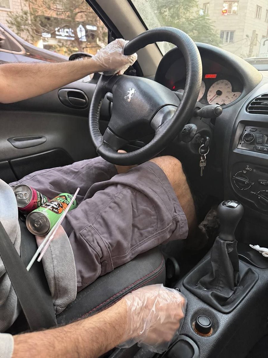sara77pov's tweet photo. امروز با یه پسره رفته بودم بیرون، یه جا رفت از سوپرمارکت نوشابه قوطی خرید دیدم نی هم خریده، گفتم شما اینا رو با نی می‌خورید؟ گفت آره بهداشتی‌تره💅
شما آخه کی وقت کردید انقدررر دیوا و عه‌وا شید شیطونا😭😭🎀 https://t.co/3beQWf0XNH