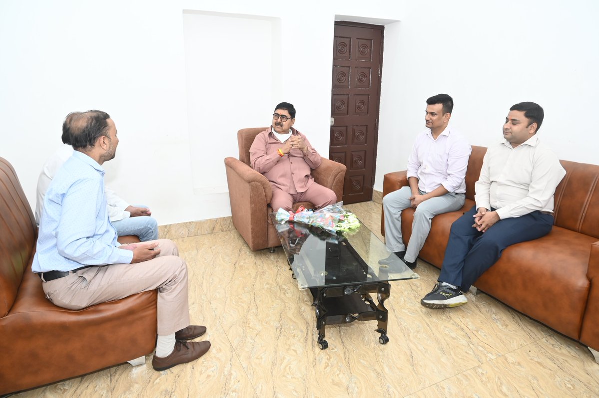 arvindmlc's tweet photo. आज दिनांक 27 सितंबर 2026 को #4B_सिंगार_नगर_आलमबाग_लखनऊ स्थित आवास पर आए अपने शुभचिंतकों से मुलाकात करते हुए ।।
#BJP4IND #NarendraModi
#RSSorg #nitinnabin
#amitshahofficial
#RajnathSingh #BLSantosh #BJP4UP #YogiAdityanath #BrajashPathak #Dharampalsingh #KeshavPrasadMaurya #PankajChaudhary