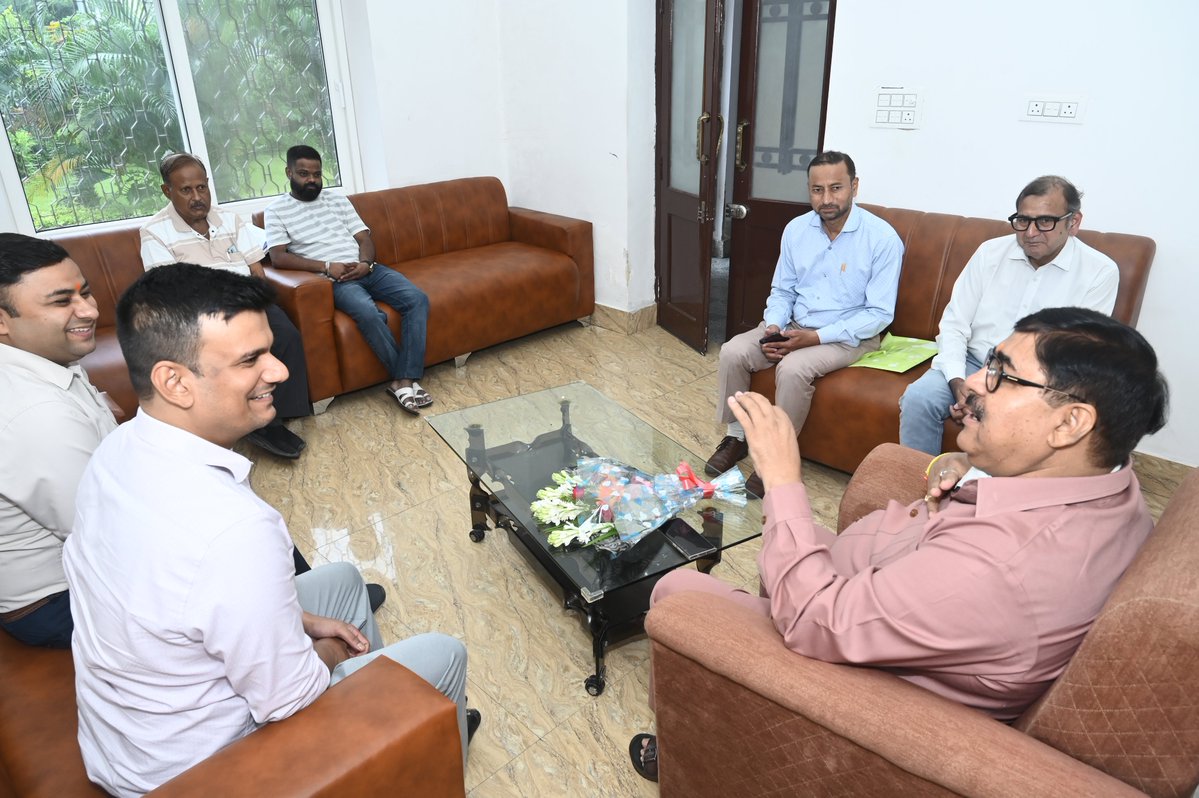 arvindmlc's tweet photo. आज दिनांक 27 सितंबर 2026 को #4B_सिंगार_नगर_आलमबाग_लखनऊ स्थित आवास पर आए अपने शुभचिंतकों से मुलाकात करते हुए ।।
#BJP4IND #NarendraModi
#RSSorg #nitinnabin
#amitshahofficial
#RajnathSingh #BLSantosh #BJP4UP #YogiAdityanath #BrajashPathak #Dharampalsingh #KeshavPrasadMaurya #PankajChaudhary