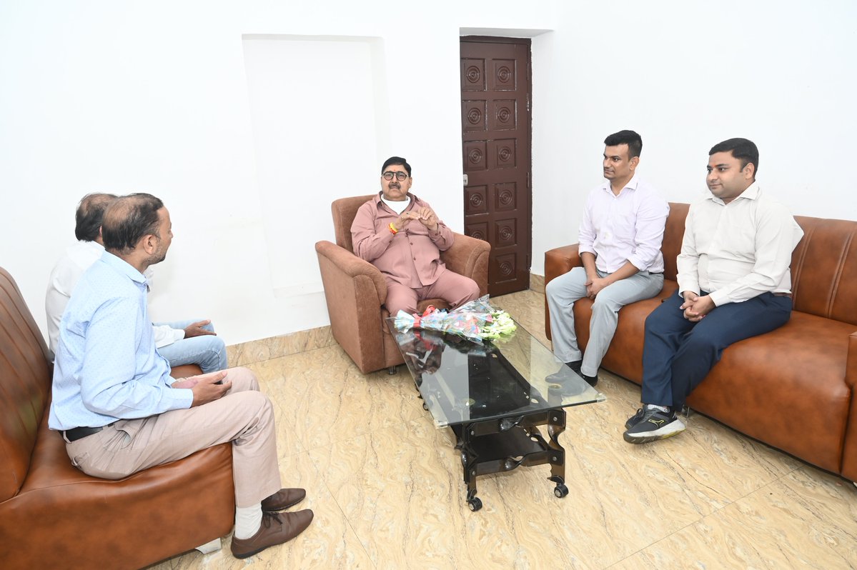 arvindmlc's tweet photo. आज दिनांक 27 सितंबर 2026 को #4B_सिंगार_नगर_आलमबाग_लखनऊ स्थित आवास पर आए अपने शुभचिंतकों से मुलाकात करते हुए ।।
#BJP4IND #NarendraModi
#RSSorg #nitinnabin
#amitshahofficial
#RajnathSingh #BLSantosh #BJP4UP #YogiAdityanath #BrajashPathak #Dharampalsingh #KeshavPrasadMaurya #PankajChaudhary
