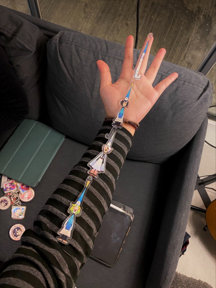 cocoonns's tweet photo. brushbuddy is the size of my finger #witchhatatelier https://t.co/2pISkL3GZE