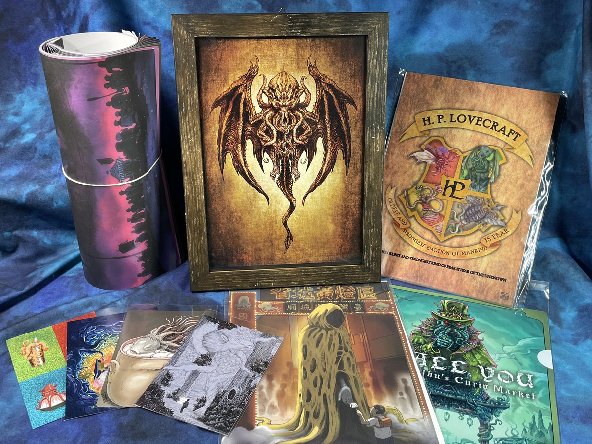 cthulhudune's tweet photo. 6月の克蘇魯主題ONLY場で、主催にオイラの売り上げは面白そうなものを送ってほしいとお願いしたんだけど、これは売上げ以上じゃないかというぐらい作品グッズが届きました！出展者の布さんとも作品交換してもらっちゃいました。現地には行けなかったけど、今こうして熱気を感じられてうれしい（´ω｀） https://t.co/d5wnpChg9s