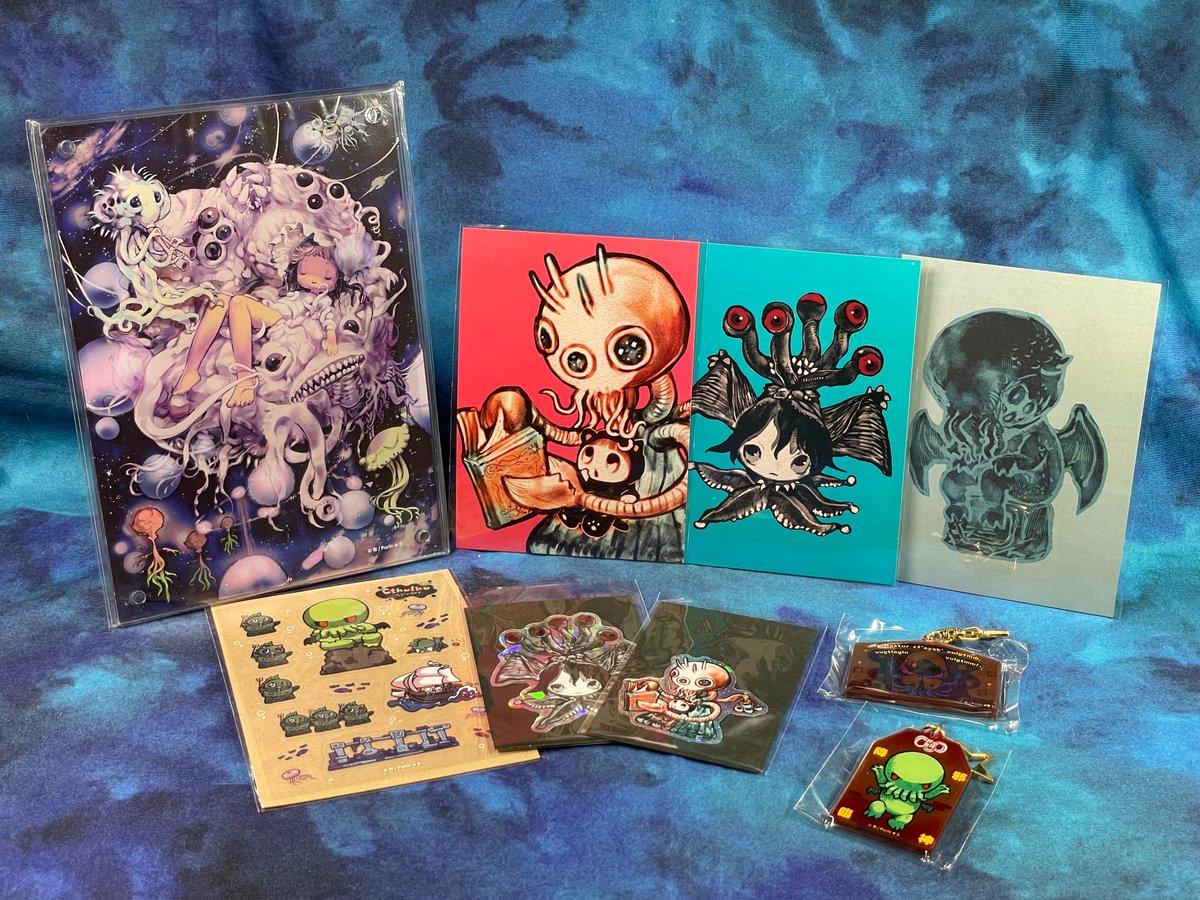 cthulhudune's tweet photo. 6月の克蘇魯主題ONLY場で、主催にオイラの売り上げは面白そうなものを送ってほしいとお願いしたんだけど、これは売上げ以上じゃないかというぐらい作品グッズが届きました！出展者の布さんとも作品交換してもらっちゃいました。現地には行けなかったけど、今こうして熱気を感じられてうれしい（´ω｀） https://t.co/d5wnpChg9s
