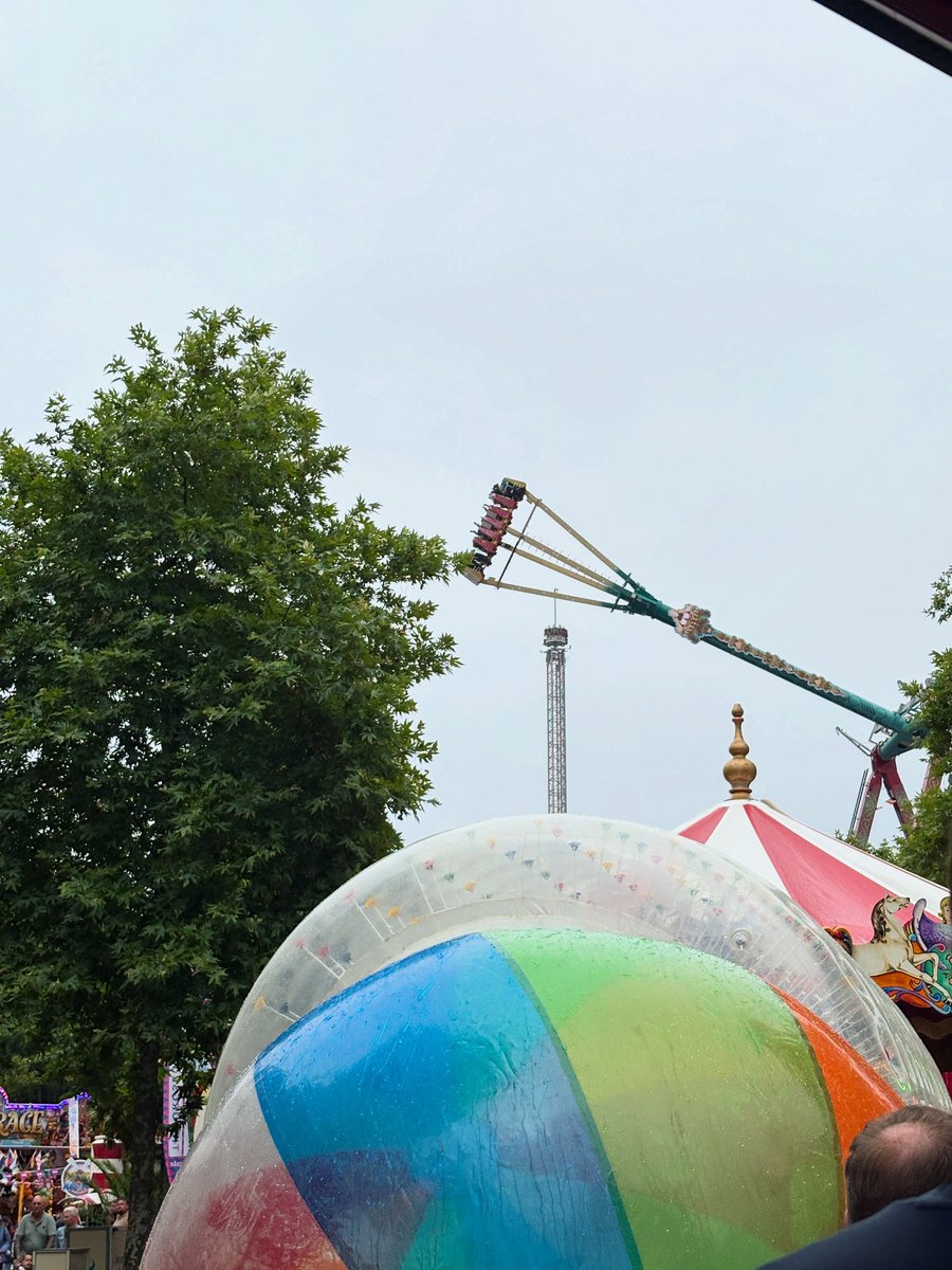 sofialee5n4shq0's tweet photo. Tilburg Fair 2026

For 10 days, the entire city center spins and sways. The Tilburg Fair is more than rides: it is food, drinks, performances, music, and turning the whole city pink together on Monday. I love the nostalgic fair, but the clothespin https://t.co/1TqXC3zb9Z