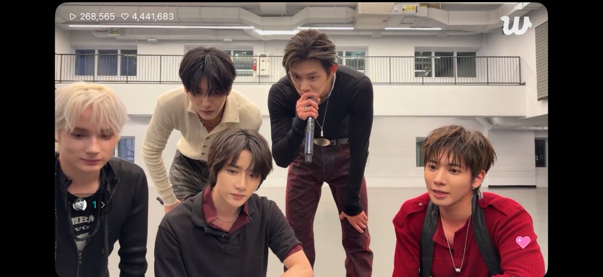 shineXtt_moa's tweet photo. 無観客時代、MOAがいなくて辛くてペンミでも涙してた子達が
“観客がいない前でコンサートをしたことがある、ライブ配信で放送しよう”ってあの時の経験をこんなふうに強みとして繋げてくれてたと知って本当に胸が熱くなっています、、😭😭 https://t.co/L8WBERA5Cx