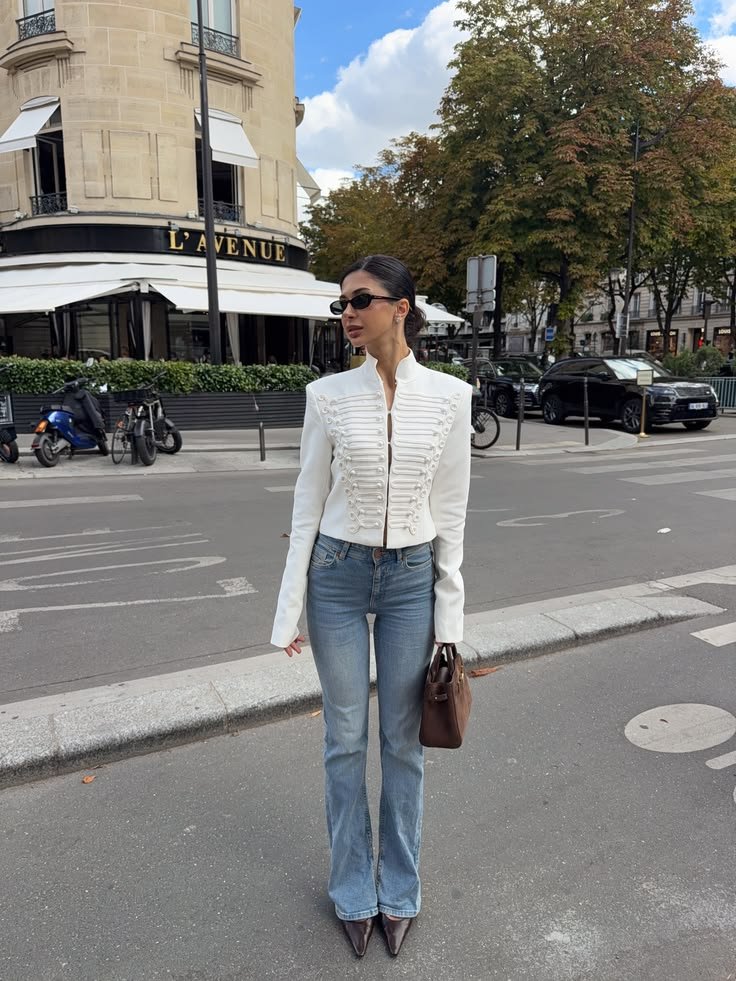 _herlore's tweet photo. apparently all you need is a good pair of jeans and something white https://t.co/lkrUi25uph