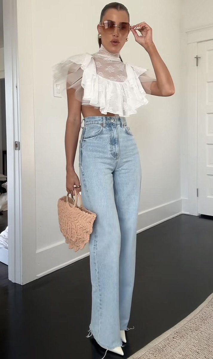 _herlore's tweet photo. apparently all you need is a good pair of jeans and something white https://t.co/lkrUi25uph