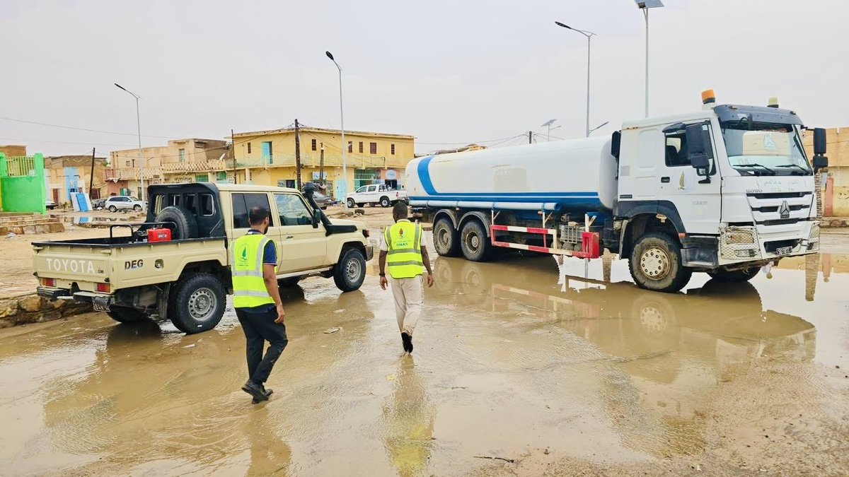 ElBint57130's tweet photo. تواصل وحدات الأمن المدني شفط مياه الأمطار المتجمعة في شوارع نواكشوط بعد الهطول الأخير 
#نواكشوط #موريتانيا #الأمن_المدني https://t.co/RTwppfJqYC