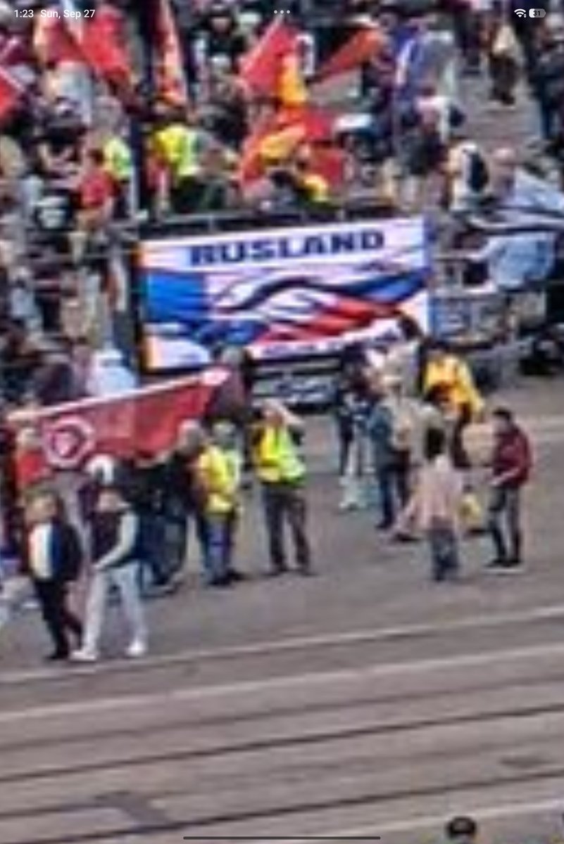 MadMaxImuzs's tweet photo. @WimpieEngel @jimmydijk @martijntjesmits Vandaag Sovjet vlaggen en de handshake vlag tussen Nederland en Rusland 🤮🤮🤮 https://t.co/CSetQVfLzg