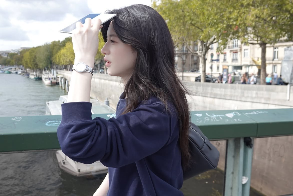 infodrakor_id's tweet photo. go youn jung unnie tim matcha yaaah 

lagi kena angin paris https://t.co/acHkIAzqRq