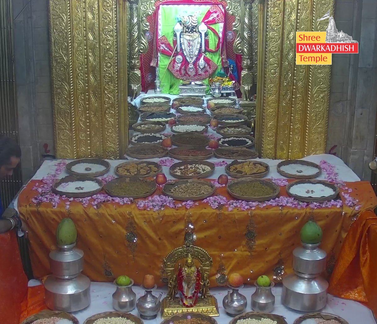DwarkaOfficial's tweet photo. राजाधीराज द्वारीकाधीशजी के सुकामेवा मनोरथ दर्शन🙏🏻
श्री द्वारकाधीश मंदिर द्वारका,गुजरात
दिनांक :- 27/09/2026 रविवार                                                                    

#dwarka #sukameva_manorath
#ShridwarikadhishmandirOfficial https://t.co/qwjcKSZnZK