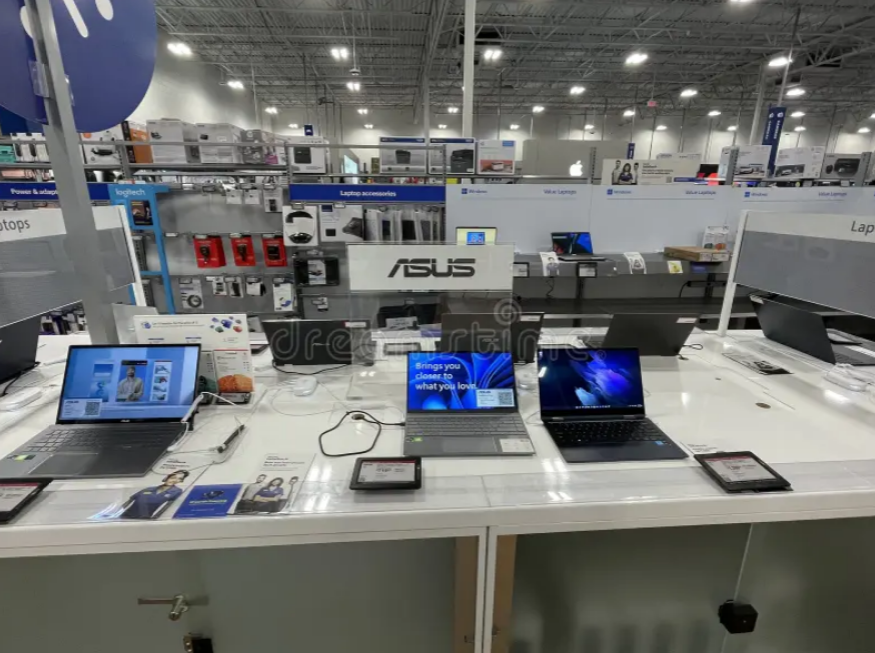 LukeAndersonF6's tweet photo. EPS $6.75. Sales $93.87B. Stock ~$923 Friday. Memory inflation is in laptops and phones on the warehouse floor. That’s $MU pricing power showing up in retail, not a consumer collapse. #COST https://t.co/DJf21Fshwp