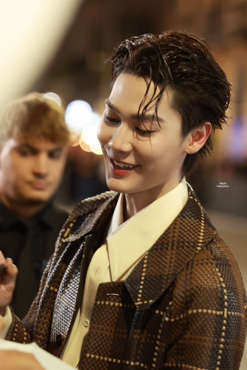 ShuangSilent's tweet photo. Dashing Man

DEW X BOTTEGA VENETA MFWSS27

#BottegaVenetaXDew 
#BottegaVeneta 
#BottegaVenetaSummer2027
#dew_jsu https://t.co/iAHf3JPEke