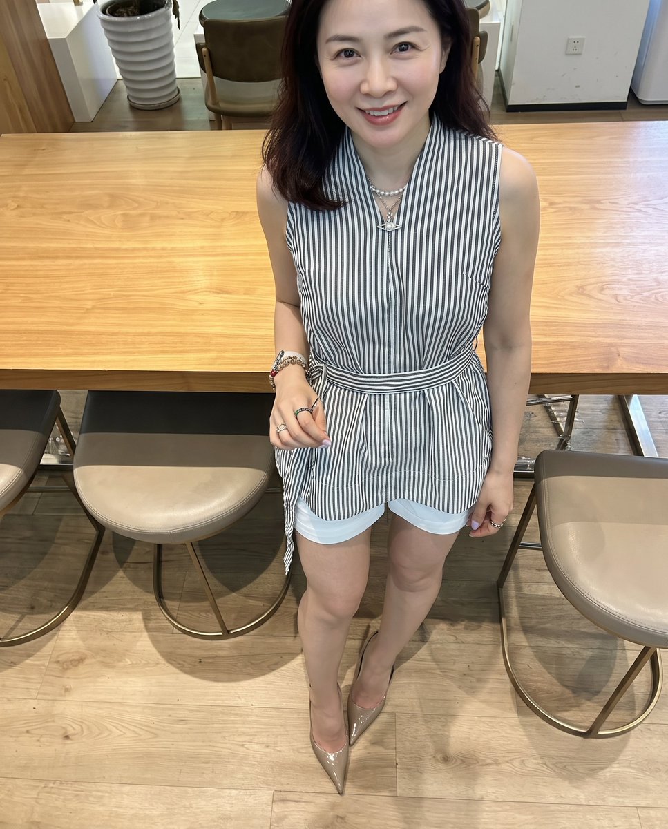 kelly_kennedi's tweet photo. 年轻人追求的叫纯欲，我们这种叫‘毒药’。脚尖挂着的这双高跟鞋，你敢来帮我脱吗 https://t.co/NBJEpGb8zt