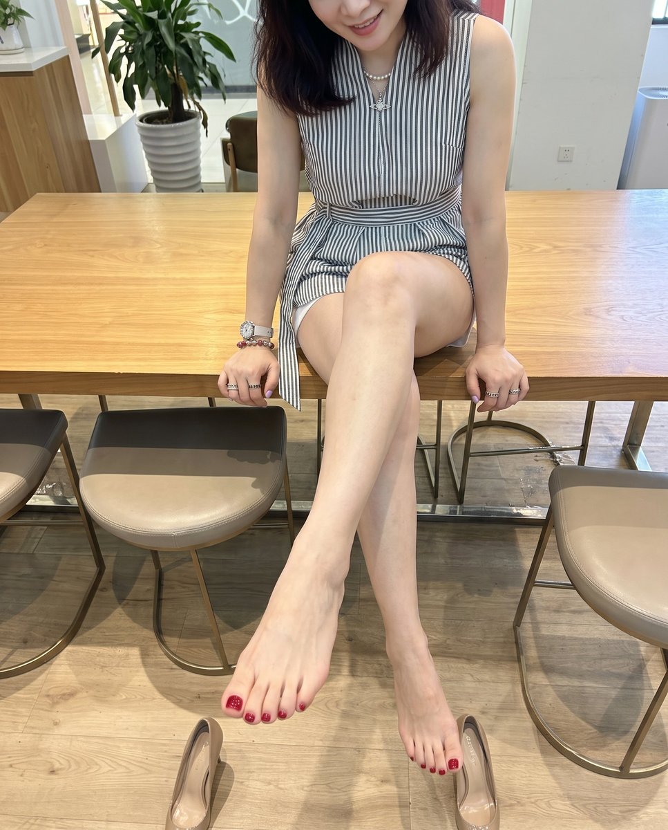 kelly_kennedi's tweet photo. 年轻人追求的叫纯欲，我们这种叫‘毒药’。脚尖挂着的这双高跟鞋，你敢来帮我脱吗 https://t.co/NBJEpGb8zt
