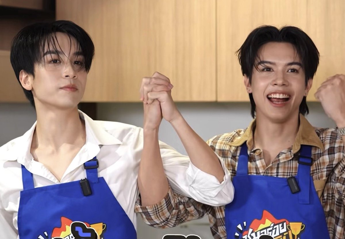 AoroArai's tweet photo. แฟนคอนวันเสาร์ก็ร้องไม่ปล่อยมือ จนวันนี้ก็ยัง “ไม่ปล่อยมือ” หรอคะ https://t.co/AAIoPEGLvM