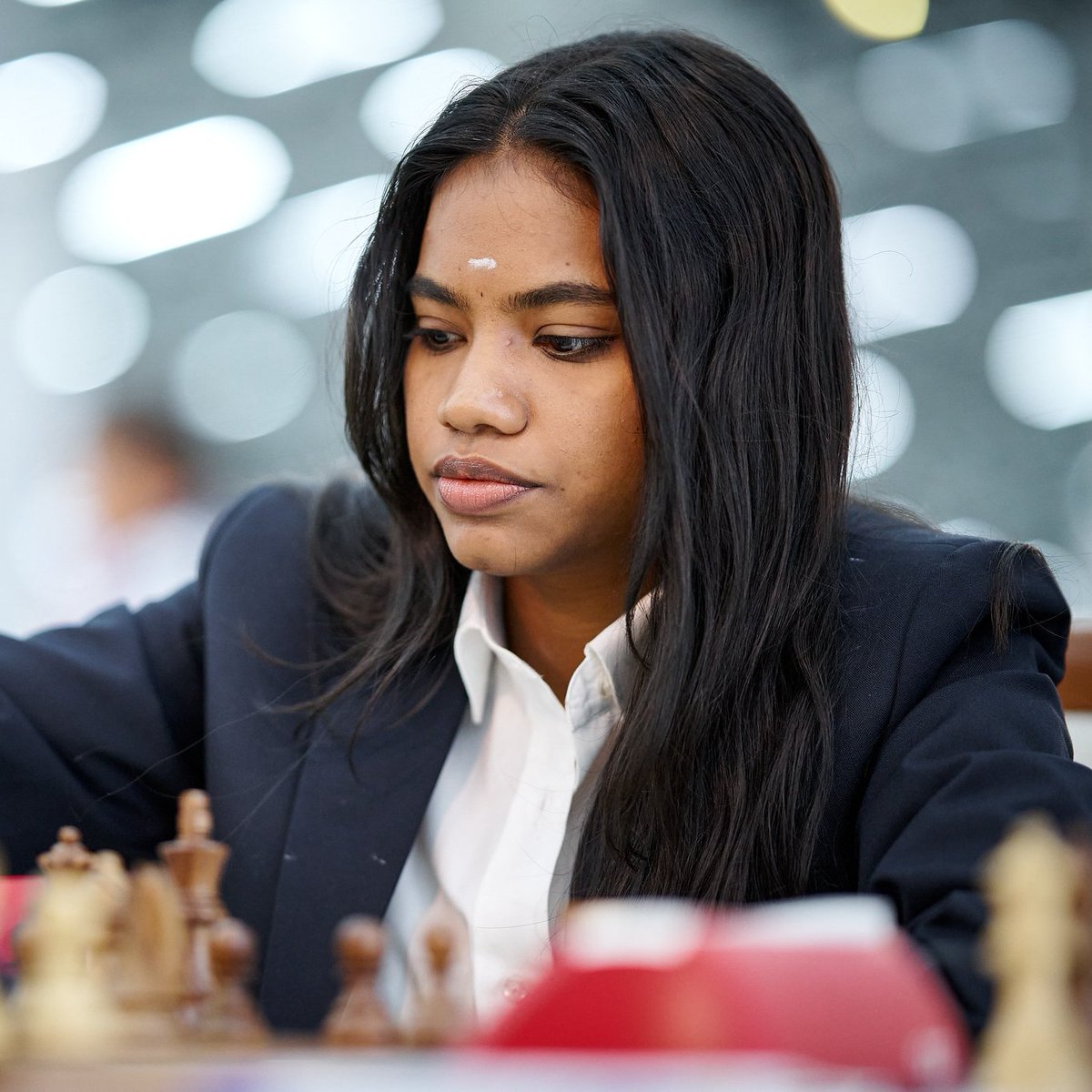 OnTheQueenside's tweet photo. SAVITHA SHRI CANNOT BE STOPPED!!!! 🇮🇳🤯
She saves a draw from an impossibly-lost position to finish on 9.0/10 (!!), and probably secure the bronze for India when it looked like they were going to definitely miss the podium! 👏👏

https://t.co/nzfUyYnk43
📷: R Oleksiewicz https://t.co/3Z7Zfcg0FA