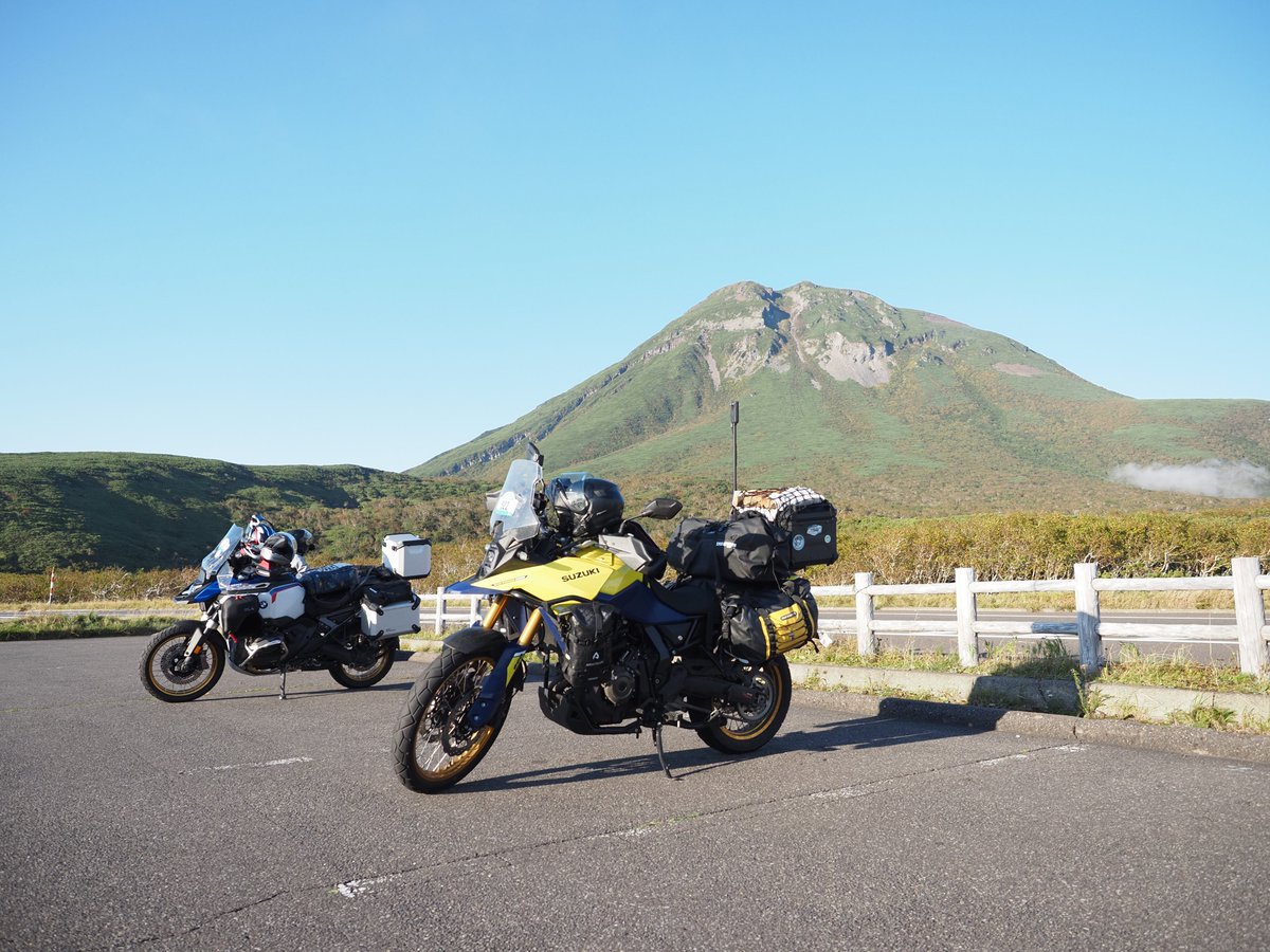 shittrye's tweet photo. 知床峠

天気が良くて、あまりにも壮大で爽快な景色だった。

自分1人で往復し、親父と合流した後にもう一度往復しても全く飽きなかった。

ちなみに親父と走った15時頃からあっという���に天気が崩れ、またたく間に羅臼岳は見えなくなってしまった。

本当に良いタイミングを引いた。 https://t.co/2gbw9S3SHl