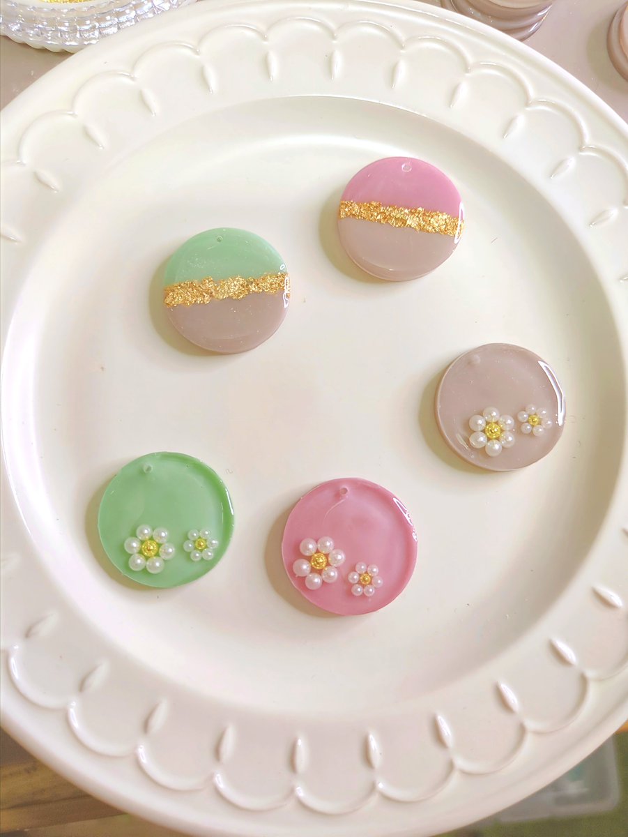 napochoff's tweet photo. 新作のアンブレラマーカー(めじるしアクセサリー)の試作です。
どっちのデザインがお好き？

 #アンブレラマーカー  #めじるしアクセサリー  #めじるしチャーム  #ハンドメイド  #レジンアクセサリー https://t.co/uVsyOAMSLR