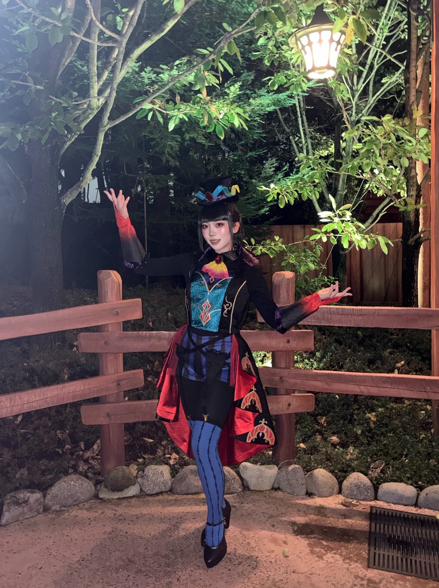 ykm_cos's tweet photo. 昨日は念願の！！！ファシダン仮装🎩💙でした✨️✨️✨️

雨でキャングリ悲しかったけど、たくさんファンサいただけて最高だった😭😭💖
次こそエナジー集めに行きます😭😭😭

 #Dハロ仮装  #Dハロ仮装2025 https://t.co/LafNUN7VtZ