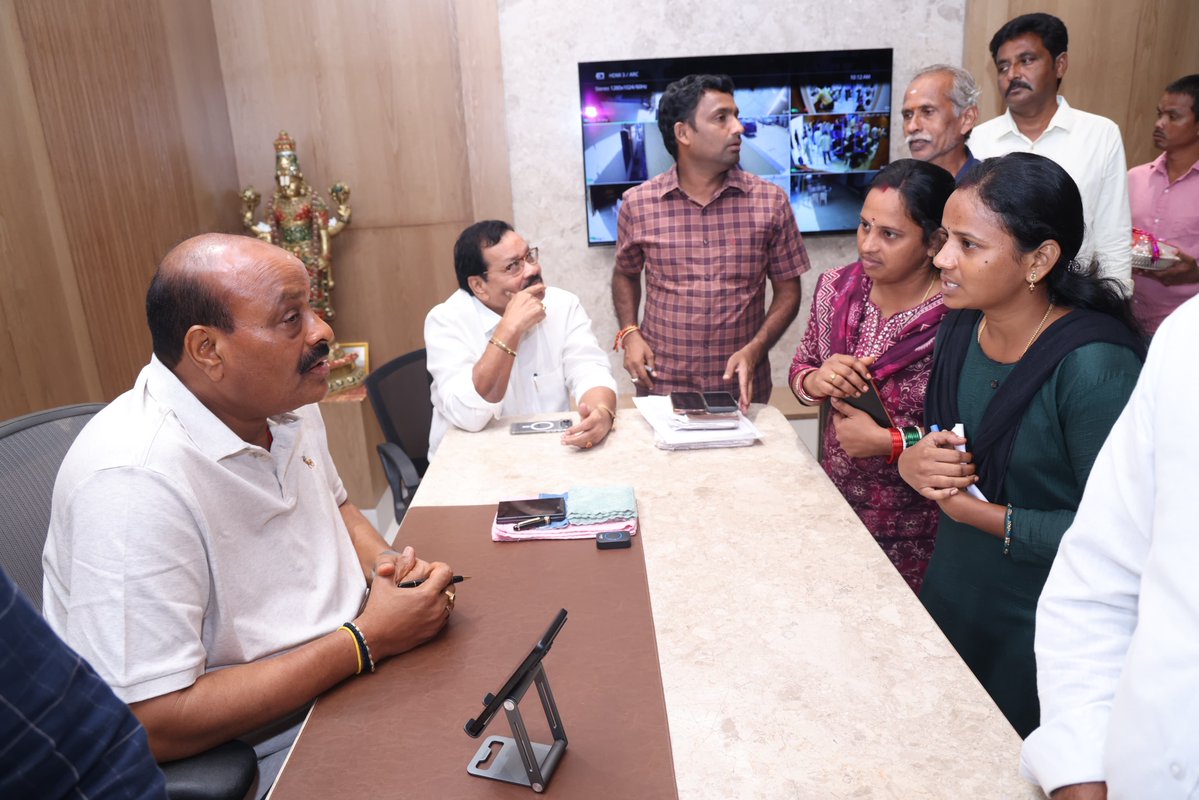 katchannaidu's tweet photo. శ్రీకాకుళం జిల్లా నిమ్మాడలోని నా క్యాంప్ కార్యాలయంలో ఈరోజు నిర్వహించిన ప్రజాదర్బార్‌లో నియోజకవర్గం నలుమూలల నుంచి వచ్చిన ప్రజల సమస్యలు, వినతులను స్వయంగా స్వీకరించి పరిశీలించాను. ప్రజల ఇబ్బందులను వెంటనే పరిష్కరించాలని, అర్హులైన ప్రతి ఒక్కరికీ నూతన పింఛన్లు, ఇళ్ల స్థలాల పట్టాల పంపిణీ సహా ప్రభుత్వ సంక్షేమ ఫలాలు చేరేలా తక్షణ చర్యలు తీసుకోవాలని సంబంధిత అధికారులను ఆదేశించాను. అనంతరం పార్టీ నాయకులు, కార్యకర్తలతో సమావేశమై రానున్న స్థానిక సంస్థల ఎన్నికలపై సుదీర్ఘంగా చర్చించాను. మన ప్రభుత్వం గత రెండున్నరేళ్లలో చేపట్టిన అభివృద్ధి, సంక్షేమ కార్యక్రమాలను ఇంటింటికీ వెళ్లి ప్రజలకు వివరిస్తూ, గ్రామస్థాయి నుంచి పార్టీ బలోపేతానికి కార్యకర్తలు, నాయకులు సమన్వయంతో, సమష్టి కృషితో పనిచేసి రాబోయే స్థానిక ఎన్నికల్లో ఘన విజయం సాధించాలని పిలుపునిచ్చాను.