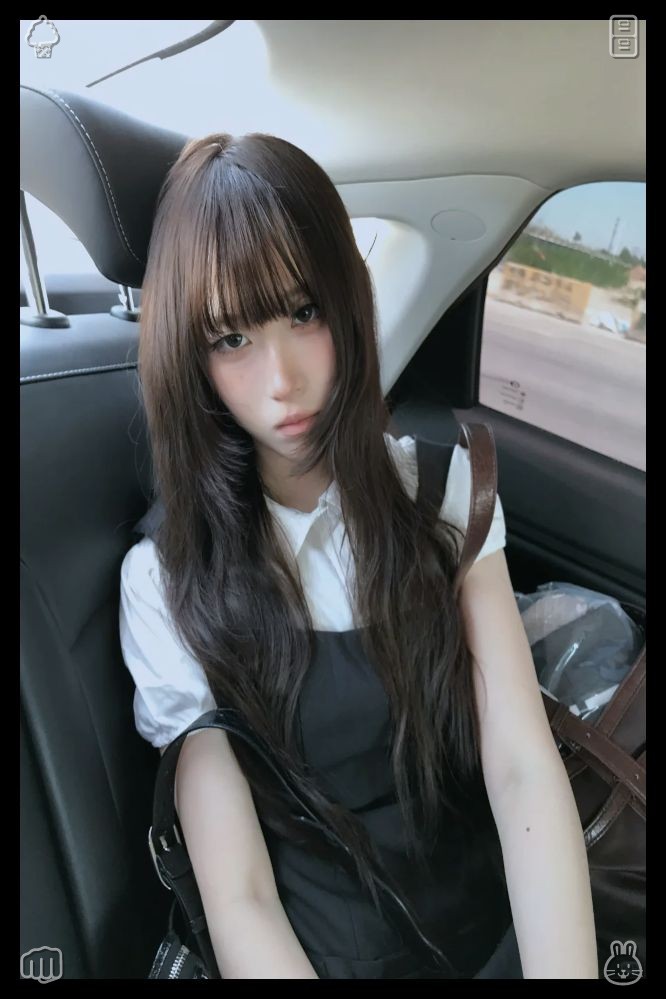 CalMeDimpless's tweet photo. 🍫Video game with family Family, addedIn the afternoon, Lila changed into a floral print blouse with puffed sleeves, paired with high-waisted black wide-leg pants and black loafers. She added a gold belt to cinch her waist, elevating the look. https://t.co/tiQ0vvm4pf