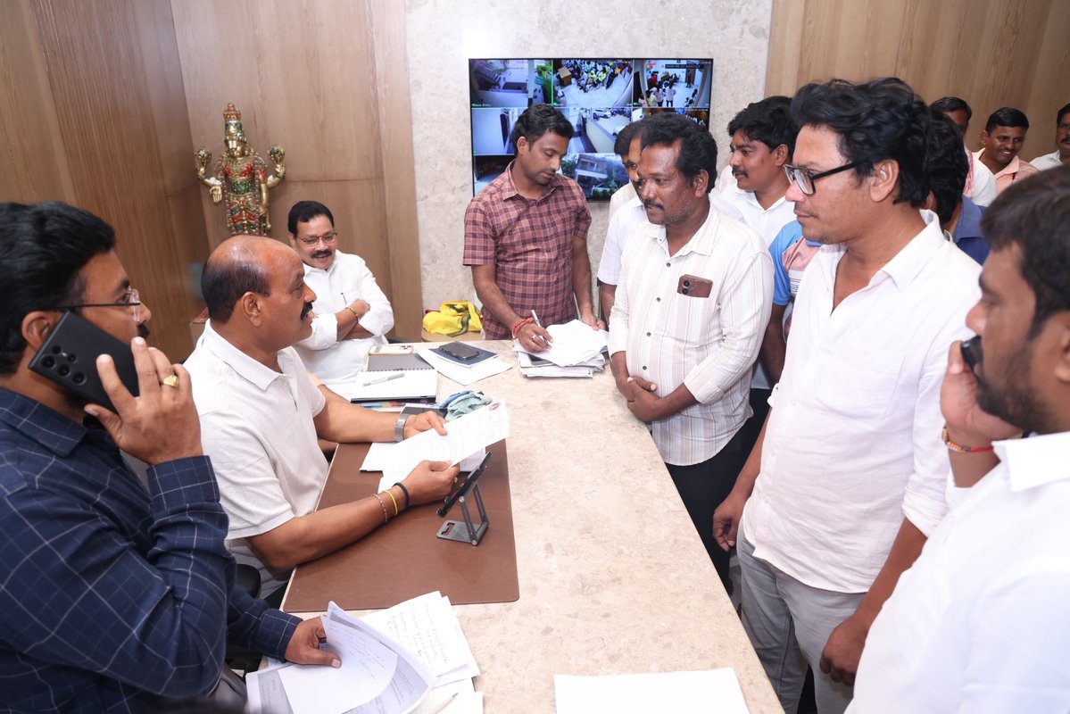 katchannaidu's tweet photo. శ్రీకాకుళం జిల్లా నిమ్మాడలోని నా క్యాంప్ కార్యాలయంలో ఈరోజు నిర్వహించిన ప్రజాదర్బార్‌లో నియోజకవర్గం నలుమూలల నుంచి వచ్చిన ప్రజల సమస్యలు, వినతులను స్వయంగా స్వీకరించి పరిశీలించాను. ప్రజల ఇబ్బందులను వెంటనే పరిష్కరించాలని, అర్హులైన ప్రతి ఒక్కరికీ నూతన పింఛన్లు, ఇళ్ల స్థలాల పట్టాల పంపిణీ సహా ప్రభుత్వ సంక్షేమ ఫలాలు చేరేలా తక్షణ చర్యలు తీసుకోవాలని సంబంధిత అధికారులను ఆదేశించాను. అనంతరం పార్టీ నాయకులు, కార్యకర్తలతో సమావేశమై రానున్న స్థానిక సంస్థల ఎన్నికలపై సుదీర్ఘంగా చర్చించాను. మన ప్రభుత్వం గత రెండున్నరేళ్లలో చేపట్టిన అభివృద్ధి, సంక్షేమ కార్యక్రమాలను ఇంటింటికీ వెళ్లి ప్రజలకు వివరిస్తూ, గ్రామస్థాయి నుంచి పార్టీ బలోపేతానికి కార్యకర్తలు, నాయకులు సమన్వయంతో, సమష్టి కృషితో పనిచేసి రాబోయే స్థానిక ఎన్నికల్లో ఘన విజయం సాధించాలని పిలుపునిచ్చాను.