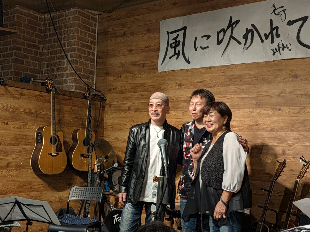 yhayano's tweet photo. 大森の風に吹かれてまで、OKAJIを観に。
元々はアコボの主宰、井上ともやすの界隈の実力派シンガーソングライターという認識だったが、大学の後輩ということを知り、より身近に。
満員会場をしっかり沸かせ、ゲストの笛吹敏明さんのギターも堪能♪
諸天に護られ線状降水帯も発生せず、いい夜でしたー。 https://t.co/C9VvqXns01