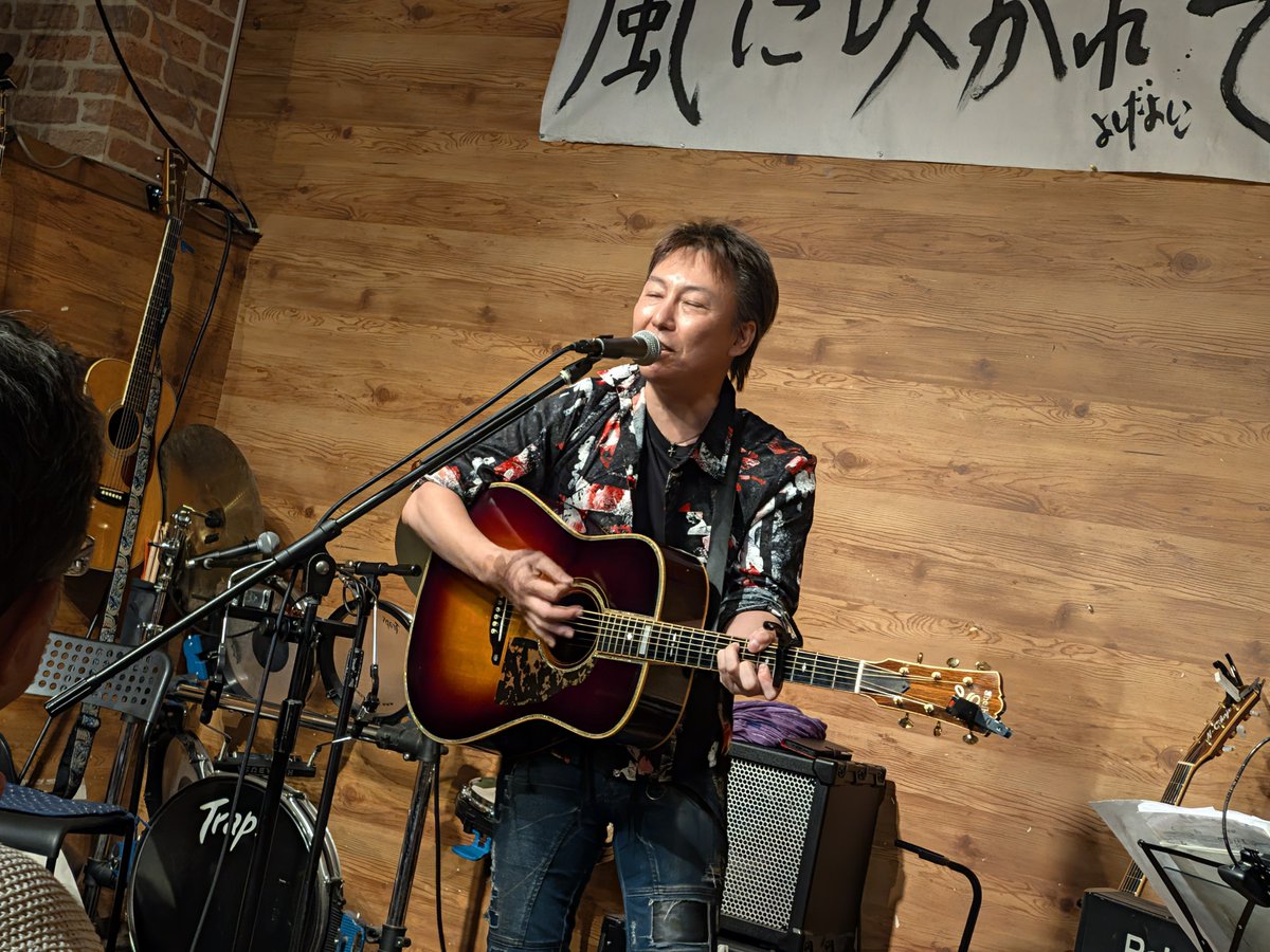 yhayano's tweet photo. 大森の風に吹かれてまで、OKAJIを観に。
元々はアコボの主宰、井上ともやすの界隈の実力派シンガーソングライターという認識だったが、大学の後輩ということを知り、より身近に。
満員会場をしっかり沸かせ、ゲストの笛吹敏明さんのギターも堪能♪
諸天に護られ線状降水帯も発生せず、いい夜でしたー。 https://t.co/C9VvqXns01