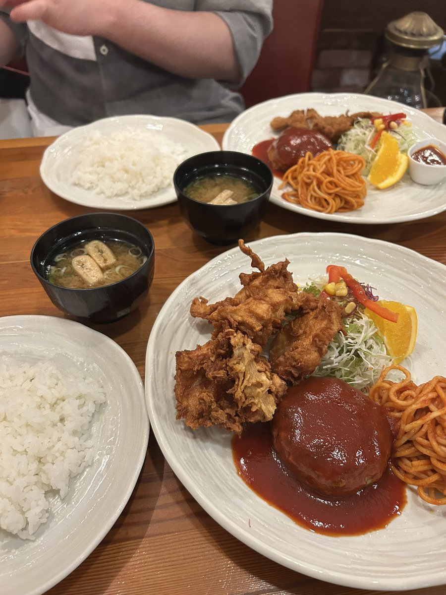 rokuhara_player's tweet photo. ぺい太郎さんとお昼ご飯にお好み焼き食べて晩ご飯はうちオススメの洋食屋さんでハンバーグ食べた(  ˙༥˙  ) https://t.co/ksXHdgMTSI