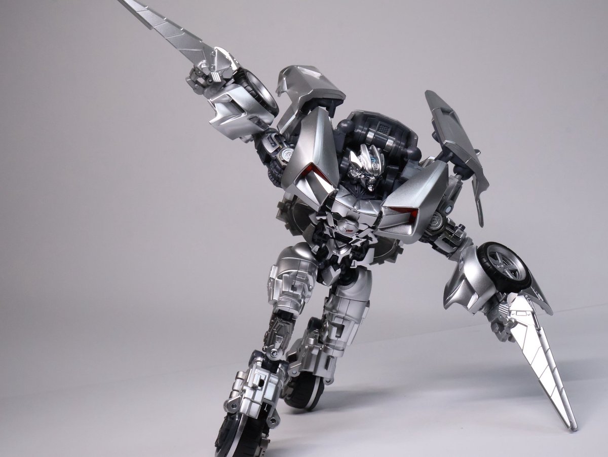 k9_1445's tweet photo. MPMN サイドスワイプ 開封！
ムービーマスターピースはバンブルビー以来の購入、そして推しTF待望のMP化ということでこれまでになくワクワクしてました
全身銀塗装ギラギラながらも変形は複雑すぎず扱いやすい！
腕や足にカバーがあって変形後の空洞を埋める工程があるのが地味に好き。 https://t.co/P7AFNHMWPd