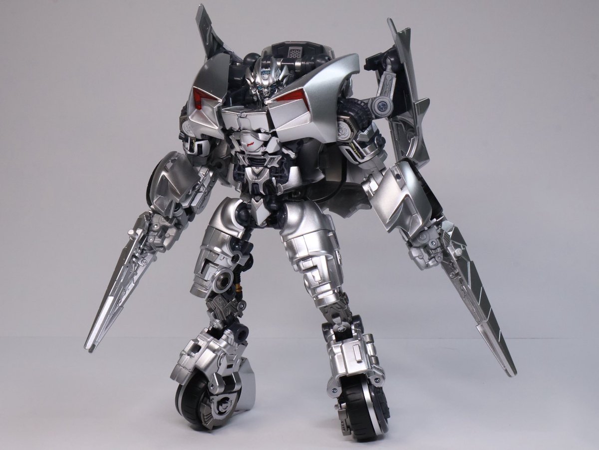 k9_1445's tweet photo. MPMN サイドスワイプ 開封！
ムービーマスターピースはバンブルビー以来の購入、そして推しTF待望のMP化ということでこれまでになくワクワクしてました
全身銀塗装ギラギラながらも変形は複雑すぎず扱いやすい！
腕や足にカバーがあって変形後の空洞を埋める工程があるのが地味に好き。 https://t.co/P7AFNHMWPd