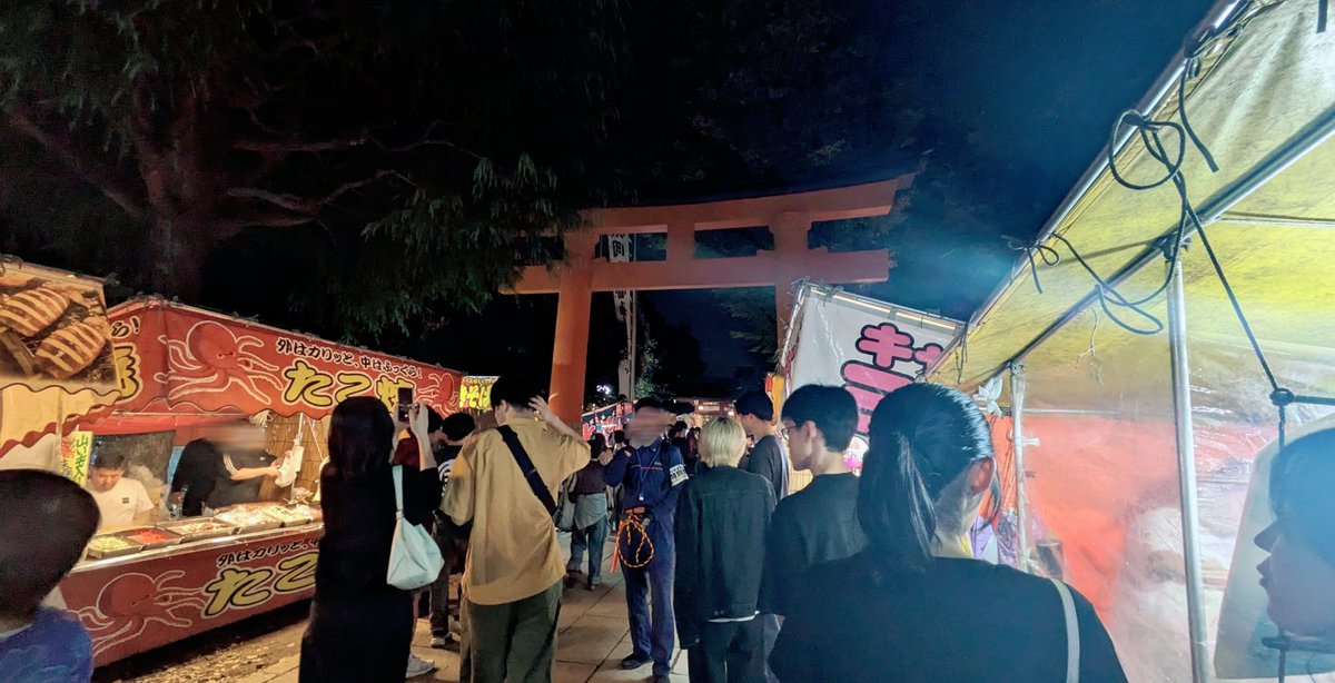 hakama_26's tweet photo. 近所の神社で祭やってたから夕飯調達 https://t.co/Ol4ABQi3h2