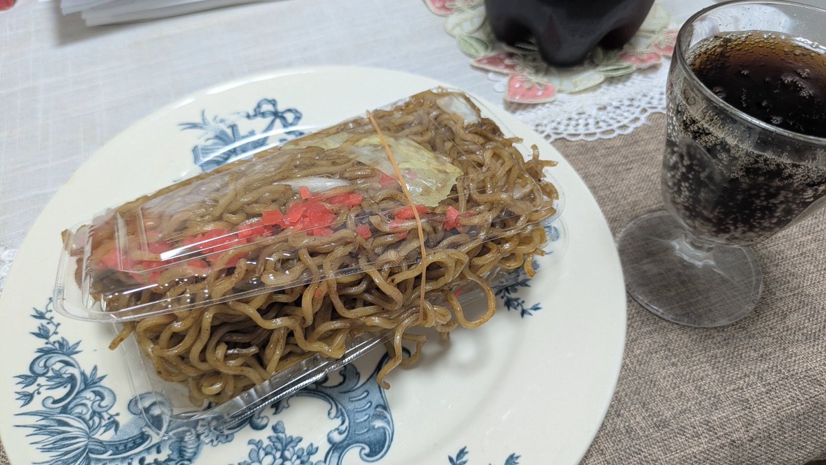 hakama_26's tweet photo. 近所の神社で祭やってたから夕飯調達 https://t.co/Ol4ABQi3h2
