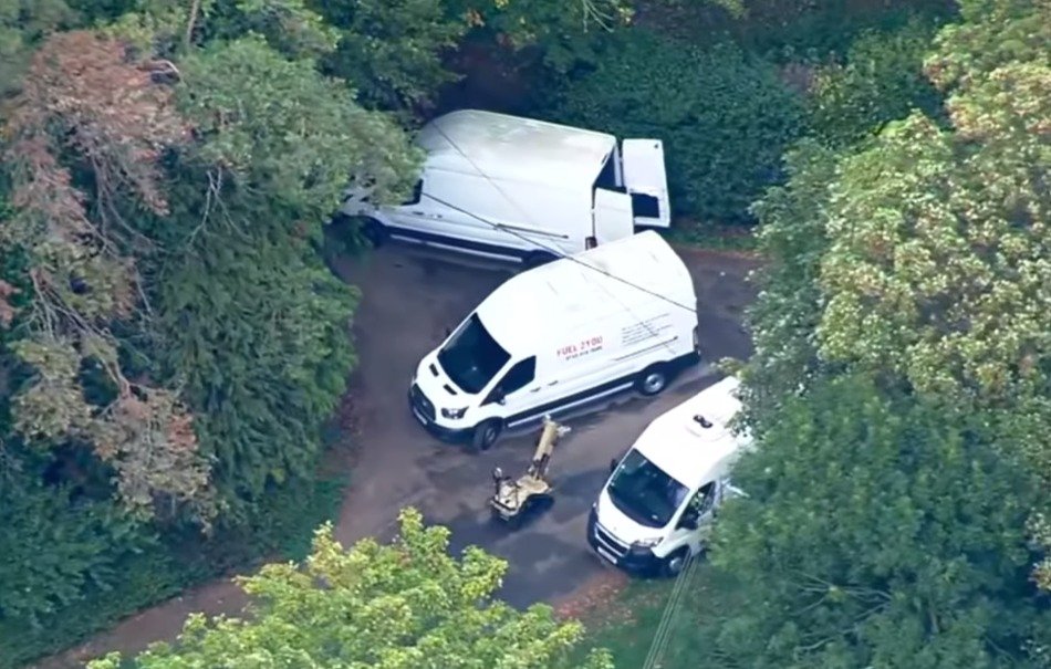PolitlcsUK's tweet photo. 🚨 NEW: A bomb disposal robot is currently operating near three white vans near RAF Fairford https://t.co/Yj4Ijs7JPi