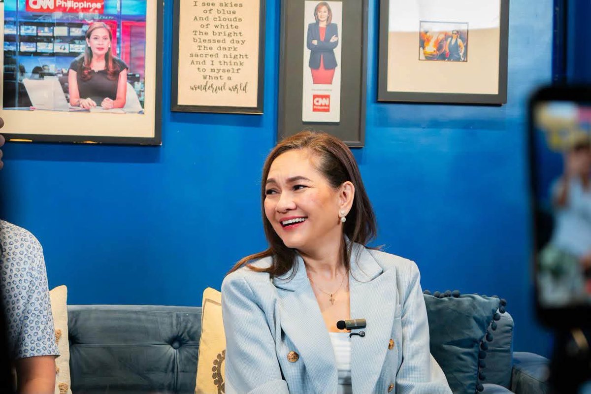 weeblerfan's tweet photo. i hope you know she looks at you this way dawd @stgatchalian 🥹🩵 https://t.co/iROgiwYXVc