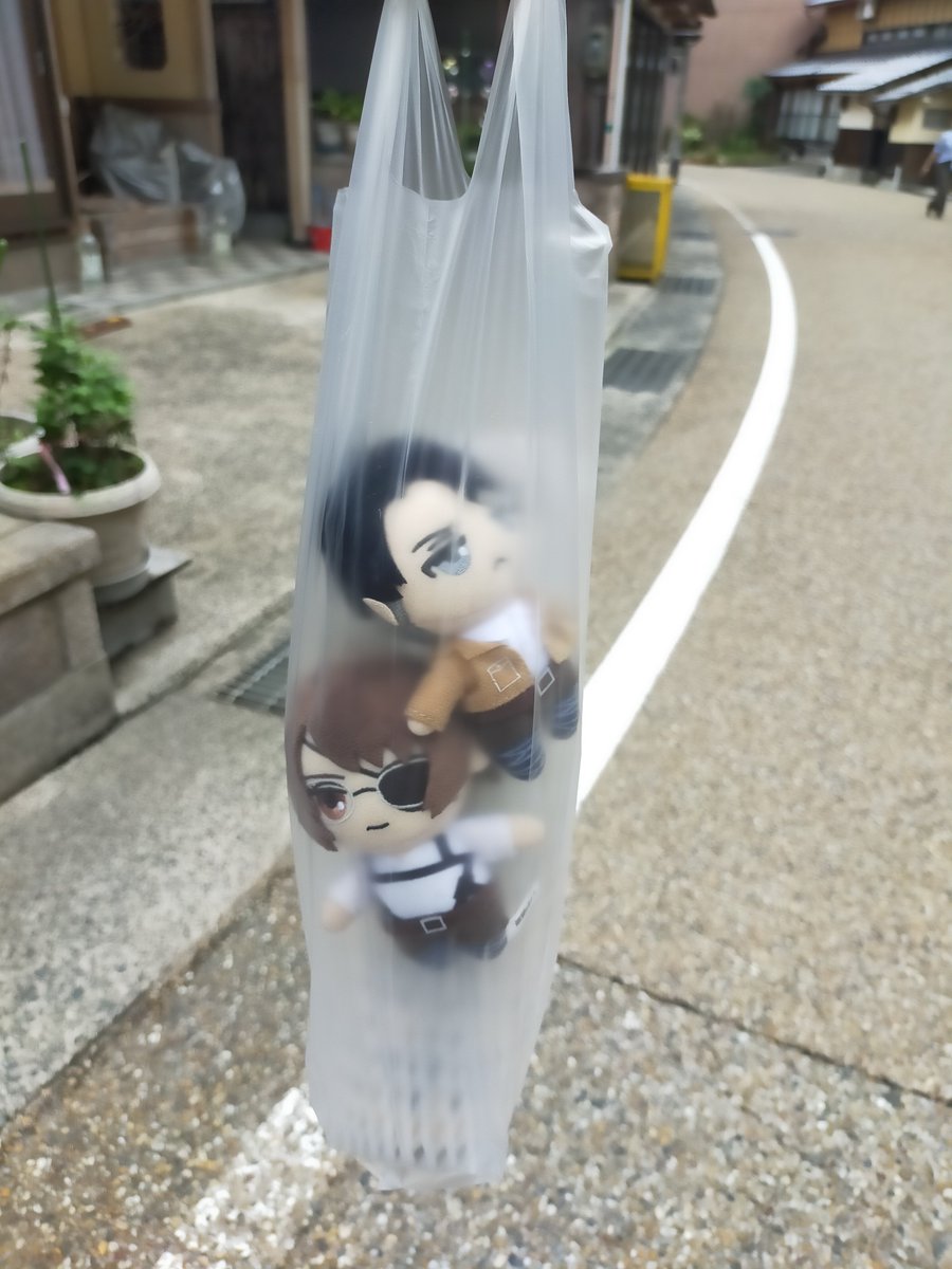 r_i_n_g_o___ame's tweet photo. 京都の伊根へ。日本酒を買い、手で持っていたりはちゃんにも袋に入ってもらったらなんかかわいいことに。 https://t.co/IAxEOttims