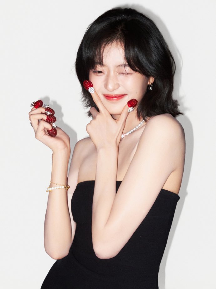 sunqianpics's tweet photo. hello! this is a fan account dedicated for actress sun qian! 💛

#sunqian #孙千 https://t.co/zwKO7lZhct