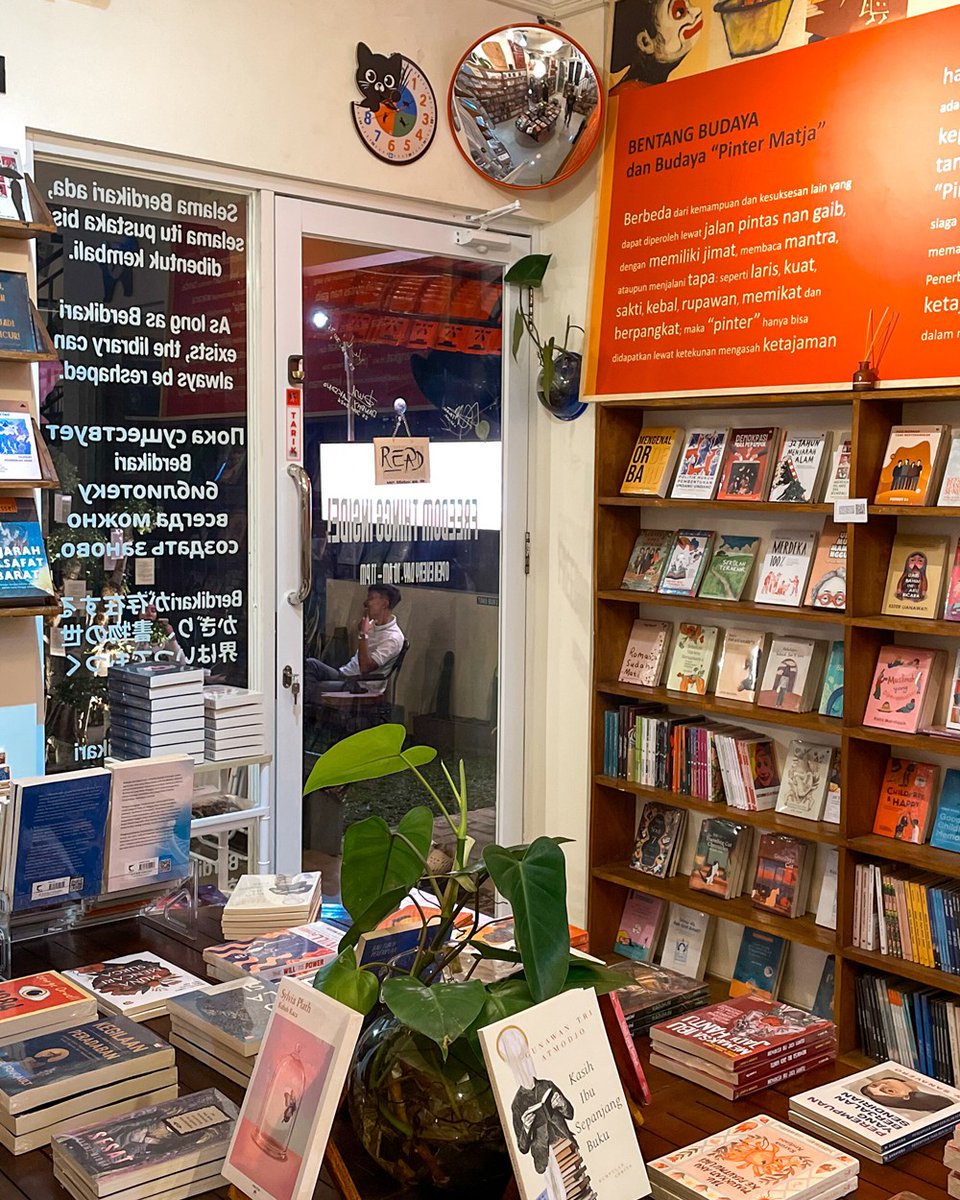 sintiaastarina's tweet photo. BUSET INI TOKO BUKU APA GALERI SENI YAAA?? 🫨🫨🫨 https://t.co/f97mllNhAU