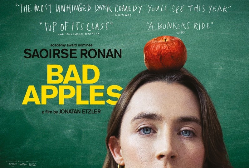 doctorfrusna's tweet photo. Hacía años que no disfrutaba tanto en una sala de cine.
#BadApples tiene todo aquello que me gusta. Una comedia negra negrísima, que me recuerda a la acidez del cine de Hal Ashby, Colin Higgins, Buck Henry o Paddy Chayefsky... y con una Saoirse Ronan simplemente soberbia #TOP2026 https://t.co/ppzjOq6GVp